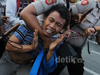 Aksi Anti Kenaikan BBM Dibubarkan Polisi