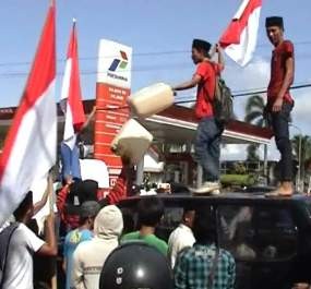 Tolak Harga BBM Naik, Mahasiswa Sandera Mobil Plat Merah