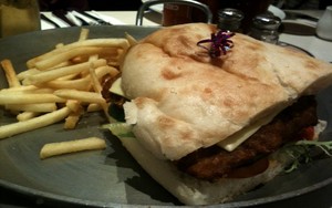 Flapjaks: Menikmati Beef Schnitzel Sandwich Ditemani Semilir Angin Pantai Kuta