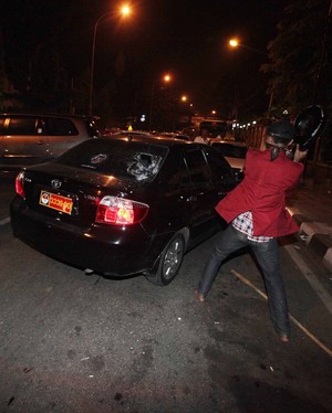 Sebelum Bubar, Demonstran di Jl Diponegoro Sempat Rusak Mobil Kemenhan
