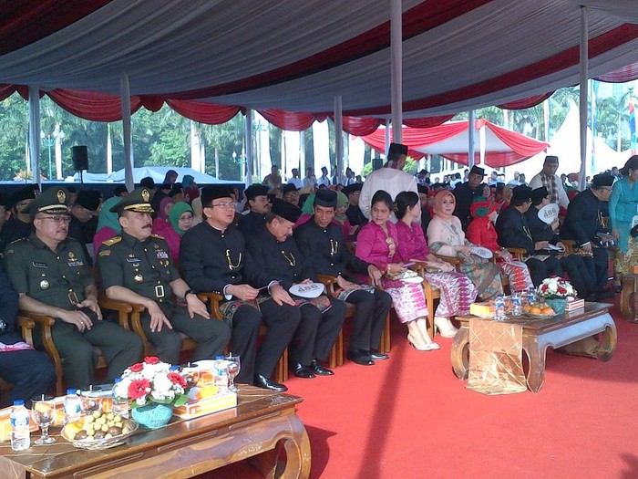 Kenakan Baju Khas Betawi, Jokowi-Ahok Hadiri Upacara Peringatan HUT DKI