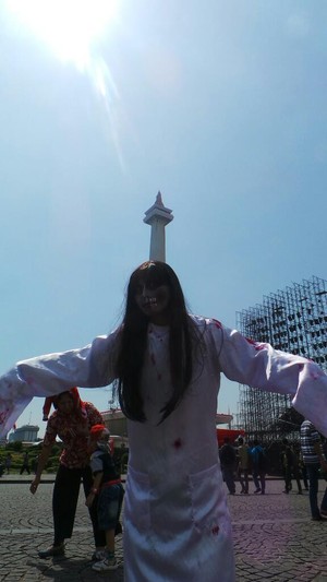 Hii! Ada Kuntilanak Ngajak Foto Bareng di Monas