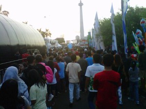 Malam Muda Mudi, Monas Mulai Bergeliat Dipenuhi Warga