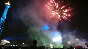 Duarrr! Kembang Api Meriahkan Pembukaan Acara Malam Muda Mudi di Monas