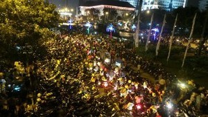 Malam Muda Mudi, Jalan Medan Merdeka Barat Jadi Lautan Parkir Motor
