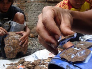 Modifikasi Helm Bekas dengan Batok Kelapa