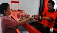 Seorang warga mengambil uang tunai Rp 300 ribu untuk 2 bulan. Gusmun/detikFoto.