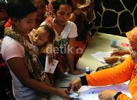 Warga menunjukkan Kartu Perlindungan Sosial dan Kartu Tanda Penduduk (KTP) sebelum mengambil Bantuan Langsung Tunai Sementara (Balsem). Gusmun/detikFoto.