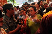 Ratusan warga rela antre demi dapat Balsem atau Bantuan Langsung Sementara. Gusmun/detikFoto.