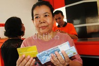 Seorang warga menunjukkan uang Balsem untuk dua bulan sebesar Rp 300 ribu. Gusmun/detikFoto.