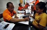 Loket dibuka sejak pukul 08.00 WIB hingga 17.00 WIB . Sebanyak 8 loket disediakan pihak Kantor Pos agar pembagian berjalan lancar.