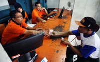 Warga mengambil uang tunai Rp 300 ribu untuk 2 bulan.