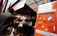 Warga mengantre untuk mencairkan Bantuan Langsung Tunai Sementara (Balsem).