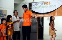 Untuk mencairkan Bantuan Langsung Sementara Masyarakat (Balsem), warga harus membawa Kartu Perlindungan Sosial.