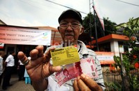 Penyaluran Bantuan Langsung Tunai Sementara (Balsem) sebagai kompensasi kenaikan harga BBM subsidi dilakukan 2 tahap. Masing-masing akan dikucurkan Rp 300 ribu.