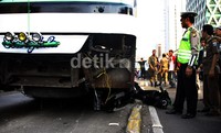 Bus tersebut melindas setengah bagian motor. Lamhot Aritonang/detikFoto.