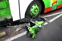 Motor tersebut ringsek dan sopir bus langsung diamankan polisi. Lamhot Aritonang/detikFoto.