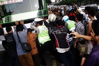 Polisi dibantu masyarakat berusaha mengangkat bus yang melindas motor. Lamhot Aritonang/detikFoto.