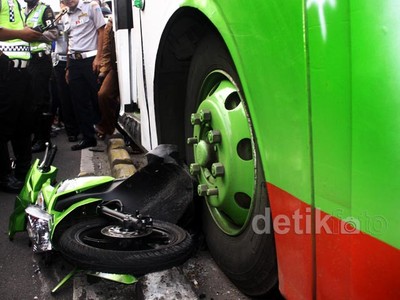 Bus Lindas Motor di Jalan MH Thamrin