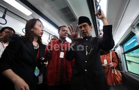 Jokowi menjajal monorel yang dipamerkan.