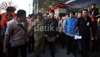 Jokowi hadir dalam pembukaan Pameran Monorel dengan mengenakan pakaian khas Betawi.