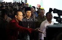 Jokowi juga menyapa warga yang memadati Monas.