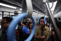 Sejumlah warga melihat-lihat monorel yang dipamerkan.
