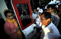 Dahlan menjajal sistem tiket elektronik monorel karya perusahaan pelat merah itu.