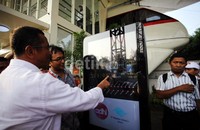 Dahlan mengecek rute yang akan ditempuh monorel.