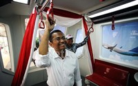 Dahlan menyempatkan diri mengecek mock up atau prototype monorel karya konsorsium BUMN yang dipimpin PT Adhi Karya Tbk (ADHI).