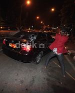 Mobil Pelat Merah Dirusak Massa