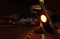 Massa juga merusak lampu lalu lintas.
