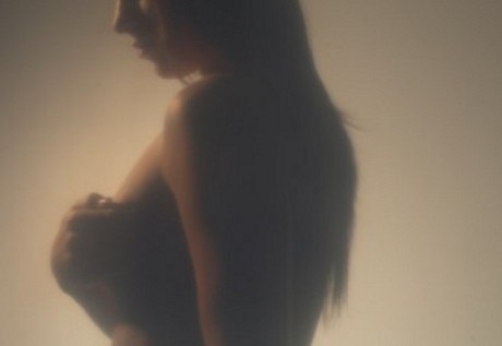 Artis-artis Wanita Indonesia yang Pernah Berpose Topless