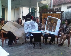 Mahakarya Tersembunyi Iwan Tirta Dipamerkan di Museum Tekstil
