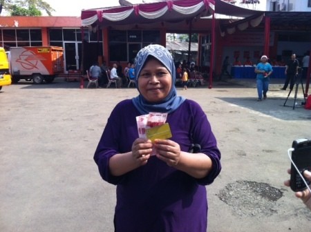 Warga Mampang Sumringah Dapat Kucuran Balsem