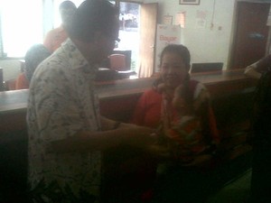 Sharif Sutardjo Pantau Pembagian Balsem di Cengkareng Timur
