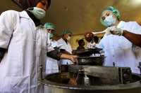 Sejumlah pekarja menunjukkan cara pembuatan coklat. Bekerjasama dengan Lembaga Pengambangan Teknologi Pedesaan Manado, PLN mendirikan pabrik pengolahan coklat di Desa Poyuyanan, Sulawesi Utara. (Agus Trimukti/Humas PLN).