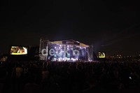 Puluhan penonton naik ke atas panggung saat penampilan Suicidal Tendencies, sementara ratusan penonton lainnya hanya bisa melihat iri.