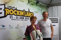 Dua personel Sixpence None the Richer sempat diwawancara sebelum naik panggung