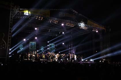 Suicidal Tendencies Ajak Puluhan Penonton JRL 2013 Naik ke Panggung