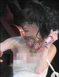 Payudara Ngintip Hingga Topless Saat Berada di Atas Panggung