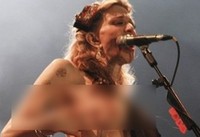 Payudara Ngintip Hingga Topless Saat Berada di Atas Panggung