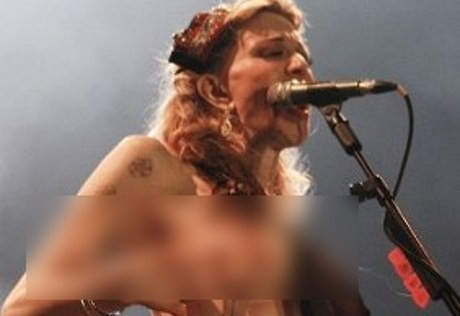 Payudara Ngintip Hingga Topless Saat Berada di Atas Panggung