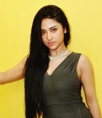 Payudara Ngintip Hingga Topless Saat Berada di Atas Panggung