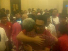 RIDO Menang Telak Versi Quick Count, Ribuan Pendukung Larut dalam Euforia