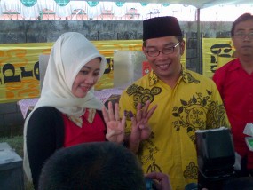 Diusung PKS dan Gerindra, Cawalkot Ridwan Kamil Nyoblos Pakai Baju Kuning