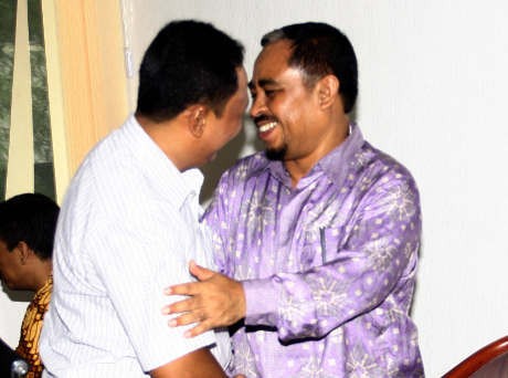 Usai Sidang, Ayah Darin Cipika-Cipiki dengan Luthfi Hasan