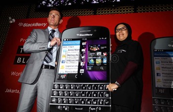 Ririn Widaryani selaku Head of Strategic Marketing Group Telkomsel, menerima mockup BalckBerry dari Jon Borroff.
