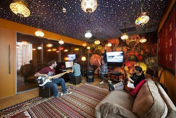     Kantor Google memang mengasyikkan dan penuh kejutan. Tak heran bila banyak ruang ajaib di sini, salah satunya adalah tempat untuk menyalurkan bakat bermusik di atas. (Kredit foto: Peter Würmli, Camenzind Evolution)