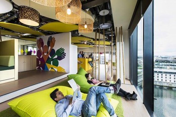     Google juga menyediakan bantal-bantal besar dengan view keren untuk anak buahnya. Interior kantor Google dibesut oleh perusahaan arsitektur dari Swiss, Camenzin Evolution dan perusahaan lokal bernama Henry J. Lyons Architect. (Kredit foto: Peter Würmli, Camenzind Evolution)